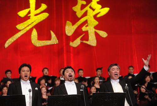紀(jì)念建黨90周年中國(guó)男高音音樂(lè)會(huì)在京舉行 7月23日,男高音歌唱家戴玉強(qiáng)、魏松、顧欣(左起)在演唱歌曲《我的祖國(guó)》。 當(dāng)日,紀(jì)念中國(guó)共產(chǎn)黨建黨90周年中國(guó)男高音音樂(lè)會(huì)在北京人民大會(huì)堂舉行,著名男高音歌唱家顧欣、魏松、戴玉強(qiáng)為首都觀眾獻(xiàn)上《十送紅軍》《懷念戰(zhàn)友》《我的祖國(guó)》等20余首經(jīng)典紅色曲目。 新華社記者 金良快 攝