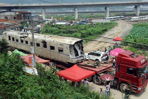7月26日,載重車裝載事故車準(zhǔn)備離開(kāi)現(xiàn)場(chǎng)。 經(jīng)國(guó)務(wù)院“7·23”甬溫線特別重大鐵路交通事故調(diào)查組研究決定,相關(guān)部門將遺留在現(xiàn)場(chǎng)的事故車輛移送至溫州西站,作進(jìn)一步調(diào)查處理。 新華社記者 徐昱 攝