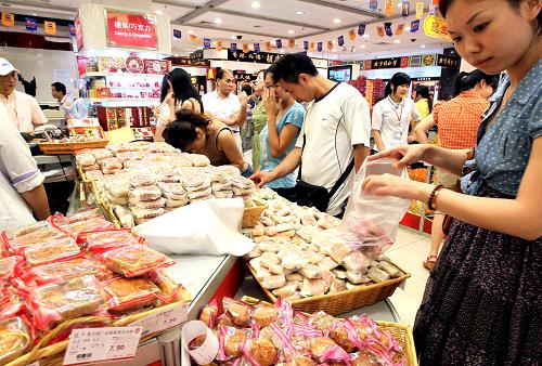 9月1日,顧客在上海市南京路上的第一食品商店選購(gòu)散裝月餅。 中秋將至,上海市月餅市場(chǎng)上采用獨(dú)立包裝的散裝月餅,以豐富的品種和低廉的價(jià)格吸引了不少顧客選購(gòu),尤其是一些現(xiàn)場(chǎng)自制的月餅引得人們紛紛購(gòu)買。 新華社記者 陳飛 攝