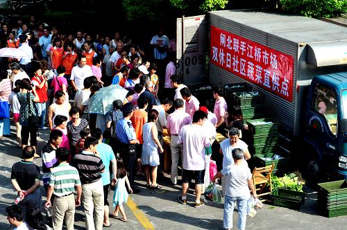 9月3日,上海藝康苑社區(qū)居民在“雙休日社區(qū)蔬菜直銷點(diǎn)”購買蔬菜。新華社發(fā)(嚴(yán)大明 攝)