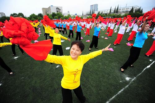 10月1日,揚(yáng)州市民在“紅舞獻(xiàn)祖國(guó)”廣場(chǎng)舞蹈比賽上表演。當(dāng)日,第三屆“紅舞獻(xiàn)祖國(guó)”揚(yáng)州市廣場(chǎng)舞蹈比賽在揚(yáng)州大學(xué)體育場(chǎng)舉行,來自6個(gè)市(區(qū))19個(gè)社區(qū)的1500多名市民歡樂起舞,共慶新中國(guó)62周年華誕。