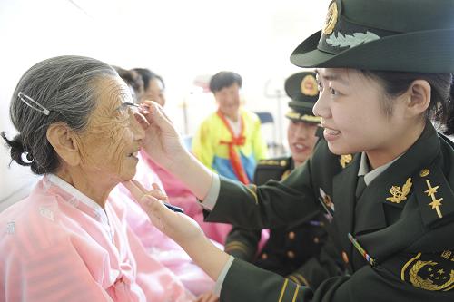 10月4日,南坪邊防派出所警官在給南坪鎮(zhèn)敬老院的老人化妝。當(dāng)日,吉林省公安邊防總隊(duì)延邊邊防支隊(duì)南坪邊防派出所官兵來到南坪鎮(zhèn)敬老院,看望孤寡老人,迎接10月5日重陽(yáng)節(jié)到來。每逢節(jié)假日,南坪邊防派出所官兵都會(huì)到敬老院里看望老人,被親切地稱為“兵兒子”“兵閨女”。