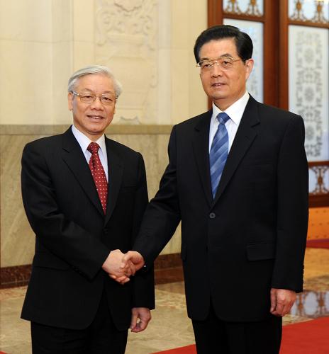 10月11日,中共中央總書記、國家主席胡錦濤在北京人民大會堂舉行儀式歡迎越南共產(chǎn)黨中央總書記阮富仲訪華。新華社記者 張鐸 攝