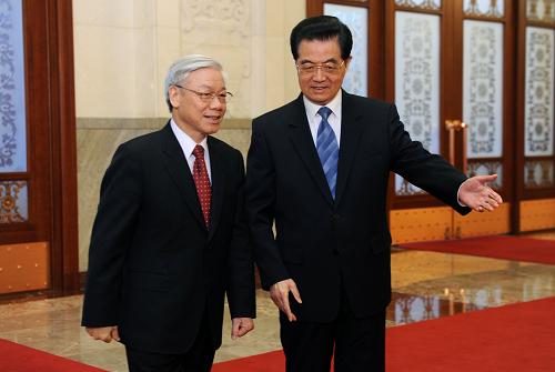 10月11日,中共中央總書記、國家主席胡錦濤在北京人民大會堂舉行儀式歡迎越南共產(chǎn)黨中央總書記阮富仲訪華。新華社記者 張鐸 攝