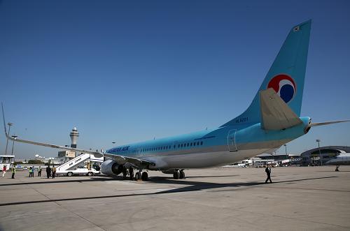 10月25日,進(jìn)行中國飛行展示的波音新型737-900ER客機(jī)在北京首都國際機(jī)場準(zhǔn)備起飛。 當(dāng)日,波音新型客機(jī)737-900ER中國飛行展示首站在京啟動。據(jù)介紹,波音737-900ER客機(jī)具有可靠性高,維修成本低等特點(diǎn),在增加載客量的同時進(jìn)一步降低航空公司的運(yùn)營成本,滿足中國航空客流不斷增長的需求。據(jù)波音介紹,這架由大韓航空提供的波音737-900ER客機(jī)還將飛往濟(jì)南、??诤蜕钲谶M(jìn)行飛行展示,此次巡展將持續(xù)到10月28日。 新華社發(fā)(楊樂 攝)