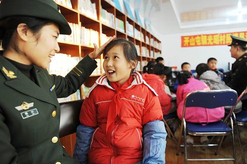 10月26日,吉林省公安邊防總隊延邊州支隊開山屯邊防派出所民警譚論跟孩子做智力小游戲。 吉林省公安邊防總隊依托轄區(qū)警務(wù)圖書室成立“留守兒童之家”,開辟“夢想課堂”,派出429名民警村官擔任孩子們的“課外老師”和“代理家長”,對留守兒童進行校外教育和輔導(dǎo),打造孩子們成長的文化樂園。 新華社發(fā)(管清江攝)