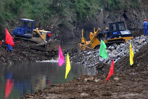 圖為河流截流瞬間(10月26日攝) 當(dāng)日,貴州最大水利樞紐工程黔中水利樞紐工程舉行截流儀式。據(jù)悉,黔中水利樞紐工程是貴州為解決黔中地區(qū)經(jīng)濟(jì)發(fā)展用水而提出的一個(gè)大型長(zhǎng)距離調(diào)水工程,是貴州唯一有條件興建的一個(gè)大型水利工程,該工程的前期工作和批準(zhǔn)立項(xiàng)經(jīng)歷了近半個(gè)世紀(jì)的艱辛歷程。通過(guò)黔中水利樞紐工程的帶動(dòng),將有力促進(jìn)貴州在解決工程性缺水問(wèn)題上取得突破性進(jìn)展。據(jù)了解,該工程于2009年11月30日舉行開(kāi)工儀式,預(yù)計(jì)于2014年年底前發(fā)揮效益。 新華社記者歐東衢攝