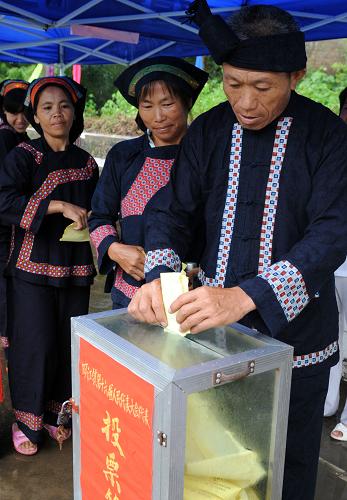 在廣西寧明縣明江鎮(zhèn)洞廊村,瑤族村民在投票選舉人大代表(7月13日攝)。 記者日前從廣西壯族自治區(qū)黨委組織部了解到,目前廣西全區(qū)所有1126個鄉(xiāng)鎮(zhèn)、109個縣(市、區(qū))、14個市已全部召開黨代會、人大會、政協(xié)會,順利完成了黨委、人大、政府、政協(xié)領(lǐng)導班子換屆;應換屆的14355個村和1716個社區(qū),除3個村、1個社區(qū)因項目建設(shè)等特殊原因推遲換屆選舉外,已基本完成 “兩委”換屆,全區(qū)市縣鄉(xiāng)村換屆工作已經(jīng)圓滿完成。 新華社記者 黃孝邦 攝