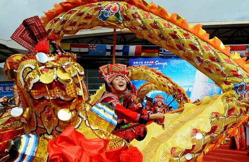 10月27日,彝族姑娘在旅游交易會(huì)的開幕式上表演舞龍。 當(dāng)日,為期四天的2011中國(guó)國(guó)際旅游交易會(huì)在云南省昆明市國(guó)際會(huì)展中心開幕。本屆交易會(huì)共設(shè)展位2233個(gè),來自俄羅斯、美國(guó)、加拿大、英國(guó)等國(guó)家和地區(qū)商家也設(shè)展位推介旅游產(chǎn)品。中國(guó)國(guó)際旅游交易會(huì)已連續(xù)舉辦12屆,是亞太地區(qū)規(guī)模最大、影響最廣泛的綜合性旅游展會(huì)之一,已成為海內(nèi)外旅游部門及業(yè)界開展交流與合作的重要平臺(tái)。 新華社記者 藺以光 攝