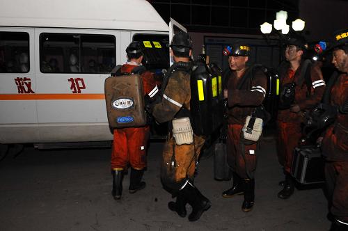 礦山救護人員在現(xiàn)場組織救援(10月27日攝)。 10月27日零時36分,河南焦作九里山煤礦發(fā)生煤與瓦斯突出事故,據(jù)初步了解,事故發(fā)生時井下有18人,目前已經(jīng)有7人遇難,11人下落不明。 新華社記者 朱祥 攝