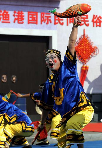 10月28日,演員在進(jìn)行漁家婚俗表演。 當(dāng)日,有著600多年歷史的浙江舟山沈家門漁港舉辦以“漁港風(fēng)情”為主題的國(guó)際民間民俗大巡游,來自國(guó)內(nèi)外的1000多名演員、群眾組成的巡游隊(duì)伍展現(xiàn)了包括漁家婚俗、海島“桃花會(huì)”、蝦燈、秘魯剪刀舞、挪威傳統(tǒng)舞蹈等漁港特色民俗文化。 沈家門漁港位于浙江舟山群島東南部,1409年開港,由一個(gè)“茅屋繞白沙”的小漁港演變成今日“萬條漁船一港收”的世界著名漁港。 新華社記者 徐昱 攝