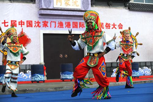 10月28日,演員在表演秘魯剪刀舞。 當(dāng)日,有著600多年歷史的浙江舟山沈家門漁港舉辦以“漁港風(fēng)情”為主題的國(guó)際民間民俗大巡游,來自國(guó)內(nèi)外的1000多名演員、群眾組成的巡游隊(duì)伍展現(xiàn)了包括漁家婚俗、海島“桃花會(huì)”、蝦燈、秘魯剪刀舞、挪威傳統(tǒng)舞蹈等漁港特色民俗文化。 沈家門漁港位于浙江舟山群島東南部,1409年開港,由一個(gè)“茅屋繞白沙”的小漁港演變成今日“萬條漁船一港收”的世界著名漁港。 新華社記者 徐昱 攝