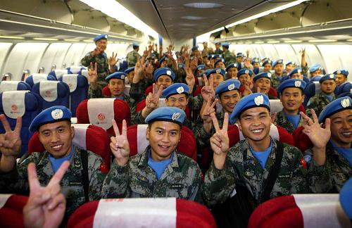 中國(guó)第九批赴黎巴嫩維和工兵營(yíng)第二批出征的官兵做出勝利的手勢(shì)告別(10月29日攝)。10月29日,中國(guó)第九批赴黎巴嫩維和工兵營(yíng)第二梯隊(duì)145名官兵從成都雙流國(guó)際機(jī)場(chǎng)出征,并于北京時(shí)間30日凌晨5時(shí)許抵達(dá)黎巴嫩,與第八批赴黎維和工兵營(yíng)第二梯隊(duì)進(jìn)行輪換。