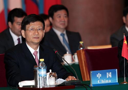 10月31日,中國國務(wù)委員、公安部部長孟建柱主持會(huì)議。 當(dāng)日,為推動(dòng)建立中老緬泰湄公河執(zhí)法安全合作機(jī)制,有效維護(hù)湄公河流域航運(yùn)安全秩序,確保四國船舶和人員生命財(cái)產(chǎn)安全,中國在北京召開中老緬泰湄公河流域執(zhí)法安全合作會(huì)議,就湄公河流域執(zhí)法安全合作進(jìn)行一系列雙邊和多邊的磋商,預(yù)期將就加強(qiáng)聯(lián)合巡邏執(zhí)法、聯(lián)合整治治安突出問題、聯(lián)合打擊跨國犯罪、共同應(yīng)對突發(fā)事件等議題達(dá)成廣泛共識(shí)。 新華社記者 袁滿攝