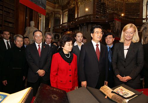 10月31日,國家主席胡錦濤在奧地利總統(tǒng)菲舍爾的陪同下,參觀位于維也納的奧地利國家圖書館。 新華社記者蘭紅光攝