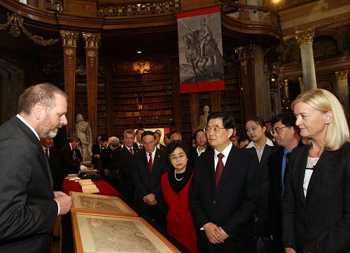 10月31日,國家主席胡錦濤在奧地利總統(tǒng)菲舍爾的陪同下,參觀位于維也納的奧地利國家圖書館。 新華社記者蘭紅光攝