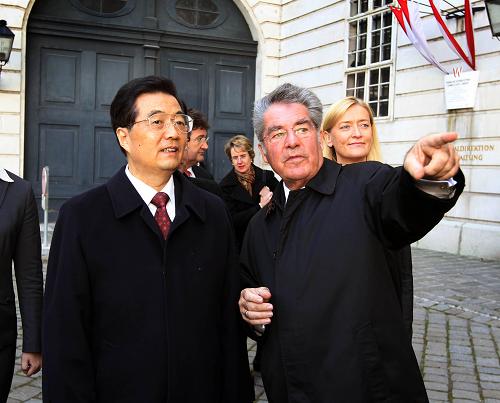 10月31日,國家主席胡錦濤在奧地利總統(tǒng)菲舍爾的陪同下,參觀位于維也納的奧地利國家圖書館。 新華社記者蘭紅光攝