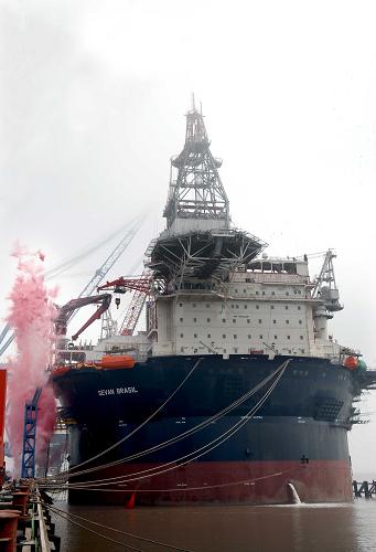 我國自主設計的世界先進超深水海洋鉆探平臺建造成功 這是“SEVAN BRAZIL”海洋鉆探儲油平臺(11月3日攝)。 11月3日,我國自主設計的世界先進圓筒型超深水海洋鉆探平臺“SEVAN 650Ⅱ”在中遠船務集團所屬南通中遠船務成功建造,并命名為“SEVAN BRAZIL”,不久將交付并投入使用。“SEVAN 650Ⅱ”是南通中遠船務為挪威SEVAN MARINE(塞旺海事)公司建造的第六代系列半潛式鉆井平臺中的第二座,造價6億美元,屬于當今世界海洋石油鉆探平臺中技術水平最高、作業(yè)能力最強的高端領先產(chǎn)品。 新華社記者 劉穎 攝