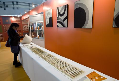 2011中國(guó)(北京)國(guó)際創(chuàng)意設(shè)計(jì)展覽會(huì)開幕 11月4日,觀眾在國(guó)際創(chuàng)意設(shè)計(jì)展覽會(huì)上觀看創(chuàng)意設(shè)計(jì)作品。 當(dāng)日,2011中國(guó)(北京)國(guó)際創(chuàng)意設(shè)計(jì)展覽會(huì)在北京中國(guó)國(guó)際展覽中心開幕。“2011中國(guó)國(guó)際青年設(shè)計(jì)師大賽”等設(shè)計(jì)大賽的獲獎(jiǎng)作品以及一些平面設(shè)計(jì)機(jī)構(gòu)、工業(yè)設(shè)計(jì)機(jī)構(gòu)、新媒體設(shè)計(jì)機(jī)構(gòu)等的創(chuàng)意設(shè)計(jì)作品亮相此次展會(huì)。 新華社發(fā)(趙冰 攝)