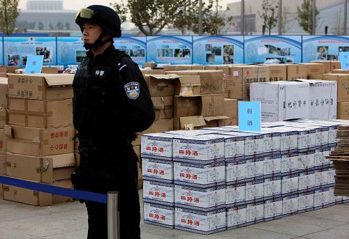 11月6日,成箱的假冒偽劣商品擺放在銷毀現(xiàn)場。新華社發(fā)(李方宇 攝)