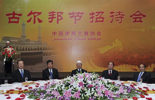 11月6日,中國(guó)伊斯蘭教協(xié)會(huì)在北京舉行招待會(huì),慶祝伊斯蘭教傳統(tǒng)節(jié)日古爾邦節(jié)。中共中央政治局委員、國(guó)務(wù)院副總理回良玉,全國(guó)人大常委會(huì)副委員長(zhǎng)司馬義·鐵力瓦爾地,全國(guó)政協(xié)副主席、中共中央統(tǒng)戰(zhàn)部部長(zhǎng)杜青林,全國(guó)政協(xié)副主席阿不來(lái)提·阿不都熱西提等到會(huì)祝賀。新華社記者 王曄 攝
