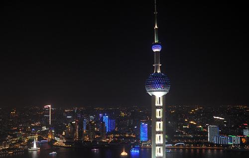 11月14日,上海東方明珠電視塔塔身點(diǎn)亮藍(lán)燈。當(dāng)日是“聯(lián)合國(guó)糖尿病日”,上海地標(biāo)建筑東方明珠電視塔塔身穿上藍(lán)色的“外衣”,響應(yīng)參與糖尿病防治“藍(lán)光行動(dòng)”。“藍(lán)光行動(dòng)”是衛(wèi)生部疾病預(yù)防控制局、中華醫(yī)學(xué)會(huì)糖尿病學(xué)分會(huì)圍繞“聯(lián)合國(guó)糖尿病日”開展的糖尿病防治宣傳行動(dòng),從7月至12月在全國(guó)范圍內(nèi)開展糖尿病高危人群血糖篩查、藍(lán)環(huán)測(cè)試和社區(qū)糖尿病管理單元試點(diǎn)等工作。新華社發(fā)(鈕一新 攝)