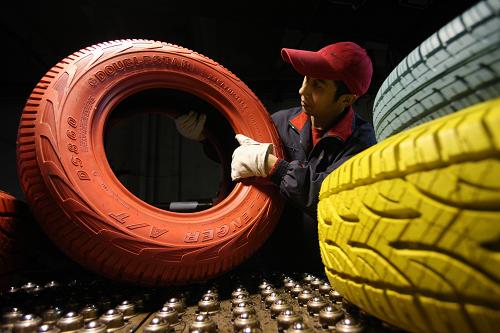 11月16日,質(zhì)量監(jiān)測(cè)員在彩色輪胎生產(chǎn)線(xiàn)上工作。中國(guó)雙星集團(tuán)研制的彩色輪胎當(dāng)日在湖北省十堰市雙星東風(fēng)輪胎公司投產(chǎn)。彩色輪胎適用于轎車(chē)、軍車(chē)、越野車(chē)、長(zhǎng)途車(chē)等各種車(chē)型,可滿(mǎn)足消費(fèi)者的個(gè)性化需求