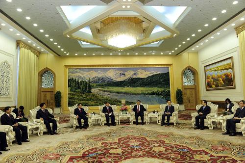 11月17日,中共中央政治局常委、國(guó)家副主席習(xí)近平在北京人民大會(huì)堂會(huì)見(jiàn)以朝鮮金日成社會(huì)主義青年同盟中央委員會(huì)第一書(shū)記李勇哲為團(tuán)長(zhǎng)的朝鮮青年友好代表團(tuán)。