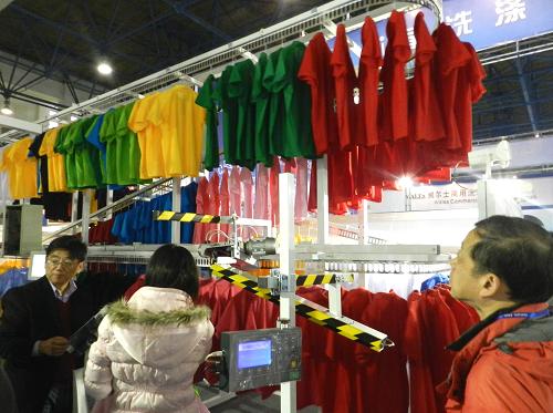 11月17日,在北京中國(guó)國(guó)際展覽中心,工作人員在演示服裝自動(dòng)分揀系統(tǒng)的使用方法。當(dāng)日,為期3天的2011亞洲北京國(guó)際紡織品專業(yè)處理(洗衣)展覽會(huì)在北京中國(guó)國(guó)際展覽中心開(kāi)幕。來(lái)自13個(gè)國(guó)家和地區(qū)的135家洗衣、干洗設(shè)備的制造商展示了干洗設(shè)備、集中式洗衣系統(tǒng)和綠色溶劑以及水回收裝置等多種新產(chǎn)品。