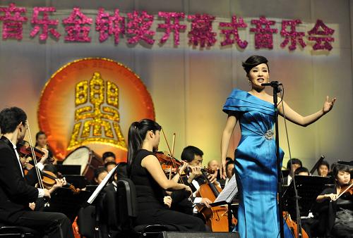 11月26日,第三屆金鐘獎(jiǎng)聲樂(lè)比賽金獎(jiǎng)得主雷佳在開(kāi)幕式音樂(lè)會(huì)上演唱歌曲《蘆花》。當(dāng)晚,第八屆中國(guó)音樂(lè)金鐘獎(jiǎng)在廣州大劇院開(kāi)幕。在接下來(lái)近10天的賽程內(nèi),來(lái)自全國(guó)各地的278位選手將在美聲聲樂(lè)、民族聲樂(lè)、小提琴及弦樂(lè)四重奏4個(gè)項(xiàng)目展開(kāi)角逐。金鐘獎(jiǎng)自2001年創(chuàng)辦以來(lái),已經(jīng)成為全國(guó)唯一常設(shè)的國(guó)家級(jí)音樂(lè)綜合大獎(jiǎng)。