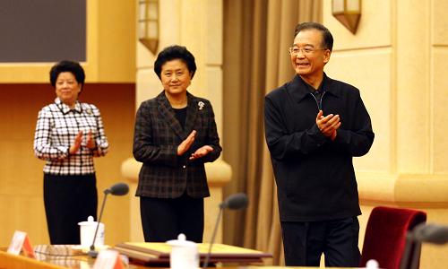 11月27日,第五次全國婦女兒童工作會(huì)議在北京召開。中共中央政治局常委、國務(wù)院總理溫家寶出席會(huì)議并講話。 新華社記者 姚大偉 攝