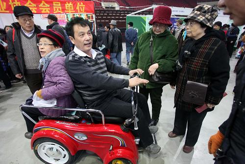 12月2日,在天津首屆老年產業(yè)博覽會上,一位老人體驗由工作人員駕駛的老年代步車。 當日,天津首屆老年產業(yè)博覽會在天津體育中心拉開帷幕。本屆博覽會分為健康產業(yè)、養(yǎng)老服務、老年生活及食品保健品四個主題展覽,展示了住宅、理財、科技、文化等多種類別的老年產品,備受關注的天津第一批老年宜居社區(qū)也在展會上亮相。 新華社發(fā)(劉東岳 攝)