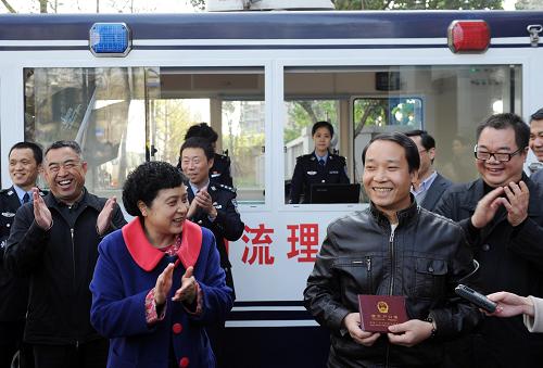 重慶戶籍制度改革“農(nóng)轉(zhuǎn)城”人口達(dá)到300萬 12月2日,胡本華(前右)從重慶市副市長童小平(前左)手中接過城鎮(zhèn)居民戶口簿,成為重慶市第300萬名轉(zhuǎn)戶“新市民”。 當(dāng)日,重慶綦江縣三角鎮(zhèn)農(nóng)民胡本華從重慶市副市長童小平手中接過城鎮(zhèn)居民戶口簿,將戶籍轉(zhuǎn)入北部新區(qū)。胡本華成為重慶從2010年8月啟動戶籍制度改革以來,第300萬名自愿轉(zhuǎn)戶進(jìn)城的“新市民”。 新華社記者 陳誠 攝
