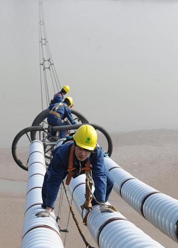 12月5日,在安徽省青陽縣步嶺村,電力職工在90多米的高空對向家壩至上海±800千伏特高壓直流輸電線路安徽段的線路進(jìn)行檢修。新華社發(fā)(宋衛(wèi)星 攝)