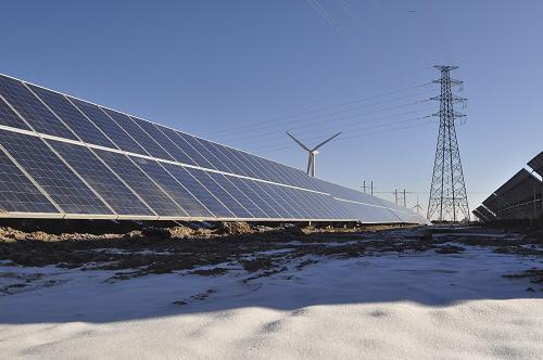 這是12月8日在甘肅玉門昌馬風電場拍攝的太陽能電池板。新華社發(fā)(張小虎 攝)