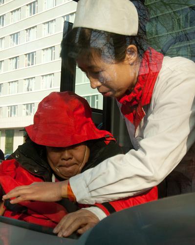 12月10日,吉林省榆樹市醫(yī)院的醫(yī)護(hù)人員照顧傷者乘車。 當(dāng)日,香港永安旅行社來吉林省處理香港同胞車禍善后事宜的負(fù)責(zé)人向新華社記者證實(shí),首批受傷的香港同胞將于10日下午4時(shí)10分在哈爾濱機(jī)場(chǎng)搭乘香港快運(yùn)UO409航班返港,預(yù)計(jì)當(dāng)日晚間9時(shí)10分抵達(dá)香港。在哈爾濱接受治療的兩位重傷旅客,不在返港之列。 12月9日15時(shí)許,香港一旅游團(tuán)乘坐的黑龍江籍客車因超車在吉林榆樹市境內(nèi)發(fā)生車禍,造成該車2人死亡,2人重傷,34人輕微傷。 新華社記者 許暢 攝