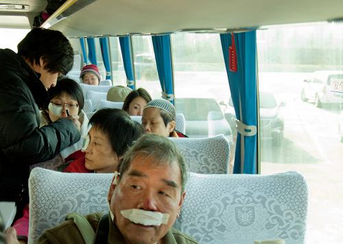 12月10日,工作人員(站立者)在從榆樹市前往哈爾濱的車上核對(duì)人數(shù)和損失情況。 當(dāng)日,香港永安旅行社來吉林省處理香港同胞車禍善后事宜的負(fù)責(zé)人向新華社記者證實(shí),首批受傷的香港同胞將于10日下午4時(shí)10分在哈爾濱機(jī)場(chǎng)搭乘香港快運(yùn)UO409航班返港,預(yù)計(jì)當(dāng)日晚間9時(shí)10分抵達(dá)香港。在哈爾濱接受治療的兩位重傷旅客,不在返港之列。 12月9日15時(shí)許,香港一旅游團(tuán)乘坐的黑龍江籍客車因超車在吉林榆樹市境內(nèi)發(fā)生車禍,造成該車2人死亡,2人重傷,34人輕微傷。 新華社記者 許暢 攝