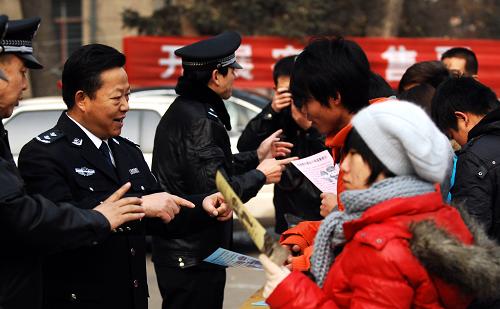 12月10日,青藏鐵路公安局的公安干警向青海民族大學(xué)的學(xué)生們宣傳火車票實(shí)名制購(gòu)票有關(guān)事宜。 當(dāng)日,青藏鐵路公安局的公安干警分別前往青海各大高校進(jìn)行火車票實(shí)名制購(gòu)票的宣傳活動(dòng)?;顒?dòng)中,公安干警除了向?qū)W生們介紹如何進(jìn)行網(wǎng)上購(gòu)票,還對(duì)如何避免受騙等進(jìn)行講解。 新華社記者 王博 攝