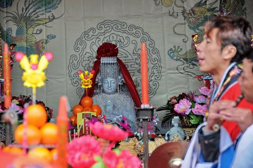 在福建省莆田市湄洲島舉行的贈臺翡翠媽祖像贈送暨開光儀式現(xiàn)場(12月10日攝)。 12月10日,贈臺翡翠媽祖像贈送儀式在福建省莆田市湄洲島舉行,贈送儀式后,循媽祖信俗傳統(tǒng)禮制,湄洲媽祖祖廟為翡翠媽祖像舉行開光活動,兩岸近萬名媽祖信眾參加。此尊翡翠媽祖像將于12月13日從福建分靈臺灣大甲鎮(zhèn)瀾宮。 此次分靈入臺安奉的這一尊翡翠媽祖像身高1.28米,重1.1噸,由工藝美術大師佘國平雕刻。 新華社記者 林善傳 攝