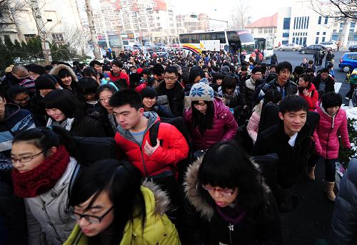 12月18日,在山東省煙臺(tái)市第一中學(xué)考點(diǎn),參加美術(shù)類統(tǒng)一考試的考生進(jìn)入考場(chǎng)。當(dāng)日,2012年山東省普通高校美術(shù)類專業(yè)招生統(tǒng)一考試開(kāi)考。2012年山東省美術(shù)類專業(yè)報(bào)名人數(shù)為3.9萬(wàn)余人,與2011年報(bào)考人數(shù)基本持平。新華社發(fā)(初陽(yáng) 攝)