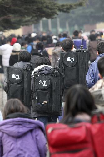 12月18日,在山東省煙臺(tái)市第三中學(xué)考點(diǎn),參加美術(shù)類統(tǒng)一考試的考生進(jìn)入考場(chǎng)。新華社發(fā)(申吉忠 攝)