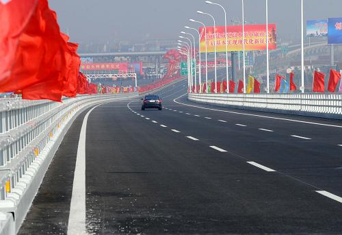 12月24日,車輛行駛在崇啟大橋江蘇啟東橋段。當(dāng)日,地處長(zhǎng)江入海口的跨江大橋——崇啟大橋正式通車。崇啟大橋連接上海崇明島與江蘇啟東市,項(xiàng)目全長(zhǎng)51.763公里,其中跨江大橋長(zhǎng)6.84公里,全線按雙向6車道高速公路標(biāo)準(zhǔn)建設(shè),總投資82.38億元。這座特大型橋梁是目前國(guó)內(nèi)跨度和聯(lián)長(zhǎng)最長(zhǎng)的鋼箱梁橋。 新華社記者 孫參 攝