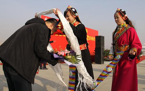 12月24日,西寧機(jī)場(chǎng)禮儀小姐為今年第200萬(wàn)位乘客獻(xiàn)上哈達(dá)。當(dāng)日,青海西寧曹家堡機(jī)場(chǎng)2011年旅客吞吐量突破200萬(wàn)人次。近年來(lái),青海機(jī)場(chǎng)公司借助西部機(jī)場(chǎng)集團(tuán)整體優(yōu)勢(shì)和“大美青海”旅游品牌,僅用2年時(shí)間就實(shí)現(xiàn)旅客吞吐量從100萬(wàn)到200萬(wàn)人次的跨越。新華社發(fā)(龐書(shū)緯 攝)