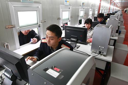12月31日,火車票大賣場(chǎng)的工作人員在為旅客出票。新華社記者 裴鑫 攝