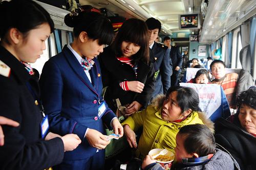 1月5日,劉靜靜(左三)與T10次列車乘務(wù)員一起巡查車廂。新華社記者 李健 攝