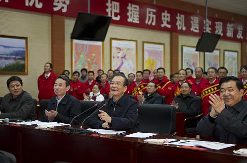這是溫家寶來(lái)到長(zhǎng)慶油田隴東生產(chǎn)指揮中心,通過(guò)視頻連線方式向節(jié)日期間在一線工作的大慶油田、塔里木油田、蘭州石化、中石油蘇丹尼羅河公司和長(zhǎng)慶油田安塞女子采油隊(duì)的干部職工拜年。新華社記者 李學(xué)仁 攝