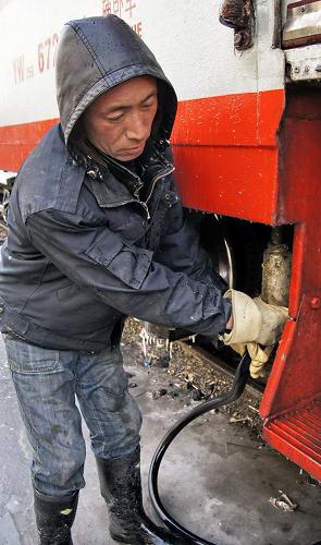 1月24日,呼和浩特鐵路局整備車(chē)間的工人馬忠仁在嚴(yán)寒中為列車(chē)車(chē)廂加水。當(dāng)日是農(nóng)歷大年初二,呼和浩特鐵路局整備車(chē)間的8名上水工人冒著零下15攝氏度的嚴(yán)寒為從呼和浩特至北京、二連浩特、錫林浩特等地的12列列車(chē)加水,以保障出行旅客的飲水。春節(jié)期間,呼和浩特的最低溫度超過(guò)零下20攝氏度,上水工們每天要連續(xù)工作超過(guò)4個(gè)小時(shí)。新華社記者 趙婷婷 攝