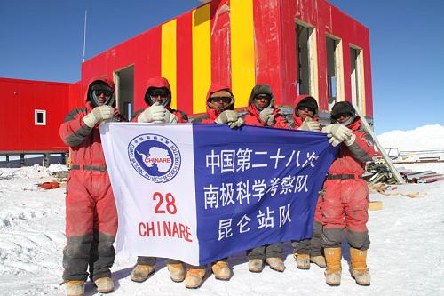 1月24日,參與昆侖站二期工程建設(shè)的隊(duì)員在工地上向全國人民拜年。第28次南極科考昆侖站隊(duì)已完成深冰芯導(dǎo)向孔鉆探、天文望遠(yuǎn)鏡安裝和二期建設(shè)等項(xiàng)目,于南極中山站時(shí)間24日9時(shí)(北京時(shí)間24日12時(shí))啟程返回中山站。