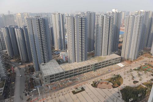 2月3日,重慶市民心佳園公租房小區(qū)已入住7000余戶。記者從重慶市國土資源和房屋管理局了解到,重慶市2012年將新建1350萬平方米公共租賃住房(以下簡稱“公租房”),同時將有約4萬戶群眾陸續(xù)簽約入住。屆時,重慶市公租房簽約入住的群眾將達(dá)到6萬戶約15萬人。自2010年初以來,重慶市在全國率先大規(guī)模建設(shè)公租房,規(guī)劃用3年時間建設(shè)4000萬平方米公租房,解決200萬中低收入群體的住房困難問題。目前,重慶已開建公租房2871萬平方米。