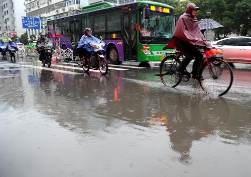 3月4日,南昌市民從疊山路積水的路面經過。 當日11時30分,江西省氣象臺發(fā)布暴雨藍色預警,未來12小時內,南昌、景德鎮(zhèn)、上饒、鷹潭、吉安、撫州、贛州的部分地區(qū)將出現明顯降水,部分地區(qū)雨量可達50毫米以上。 氣象專家表示,暴雨來襲時,局部地區(qū)伴有短時雷電等對流天氣。江西省氣象臺已于3月2日和3日連續(xù)兩日發(fā)布雷電黃色預警信號。據統(tǒng)計,自3月3日晚至4日中午12時,江西全省有超過30個縣市發(fā)布雷電預警信號。 新華社記者周科攝